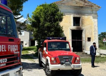Shock e incredulità, vandali senza scrupoli incendiano una chiesa: indagini in corso
