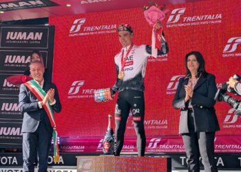 Giro d’Italia, spettacolo a Tagliacozzo: vince Ayuso, Roglič in maglia rosa