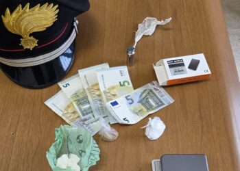 Crack, eroina e cocaina nascosti nei vestiti: arrestata spacciatrice