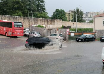 L’Aquila, bomba d’acqua allaga la città: disagi in centro e fuori la stazione