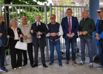 Pescara, “sanità nel caos”, Pettinari e alcuni cittadini si incatenano davanti al pronto soccorso