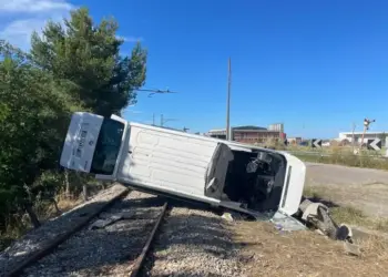 Si ribalta un furgone taxi con turisti a bordo: 9 feriti, 3 in codice rosso
