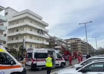 Paura a Pescara, evacuato un hotel sul lungomare per un incendio