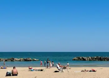 Primo maggio, sole e caldo: in migliaia al mare e in montagna