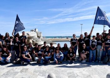 Pescara: studenti in azione con Plastic Free, la spiaggia della Nave di Cascella liberata da mozziconi e rifiuti