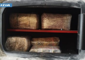 Una casa piena di droga e 160mila euro in contanti: arresti e sequestri in due blitz della polizia