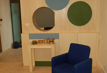 Picchiata davanti ai suoi 4 bimbi, si salva con un messaggio alla vicina: compagno arrestato