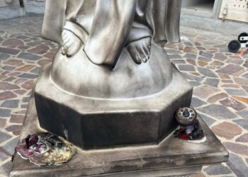 Bruciano la statua di Cristo Redentore nel cimitero di Elice, il sindaco: comunità profondamente turbata
