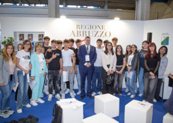 Salone Libro: Santangelo inaugura lo stand Abruzzo al Salone internazionale del Libro