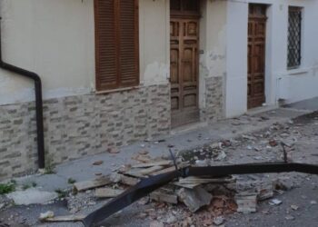 Paura ad Aielli, cade il cornicione di un palazzo: tragedia sfiorata (fotogallery)