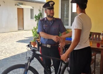 Esce di prigione e picchia un ragazzino per rubargli la bicicletta: arrestato un 52enne