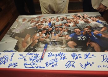 La rosa d’argento alla Pallacanestro Roseto per la storica promozione al Campionato Nazionale di Serie A2