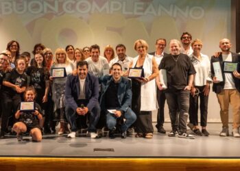 “Buon Compleanno Noemi”: emozioni, arte e solidarietà hanno acceso l’auditorium Sirena