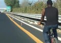 In bicicletta sull’autostrada, bloccato dalla polizia: tragedia scongiurata