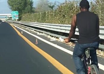 In bicicletta sull’autostrada, bloccato dalla polizia: tragedia scongiurata
