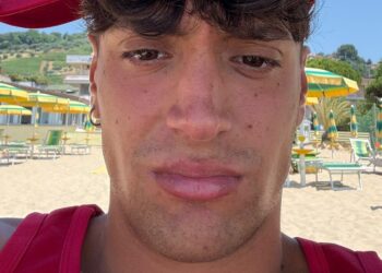 Eroe tra le onde, il giovane bagnino Leonardo De Leonardis salva una bimba a Silvi Marina