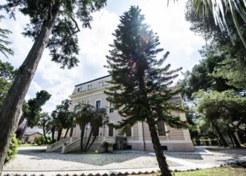 Il Comune di Roseto degli Abruzzi accende l’estate 2025 con le luminarie artistiche nei parchi cittadini