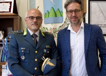 Venditori abusi di abiti, maxi operazione della Guardia di finanza: sequestrati 400 articoli