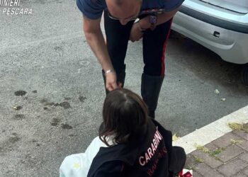 Paura a Pescara, violento incendio devasta un appartamento: carabinieri eroi salvano tre bambini