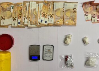 Cocaina, ketamina e ecstasy in vendita in un appartamento: arrestate due persone