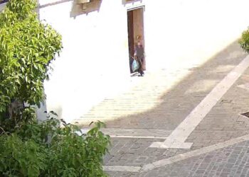 Esce dal portone e lascia il sacchetto dei rifiuti su un cestino del centro: incivile ripreso delle telecamere