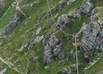 Funivia Gran Sasso, le prime due funi sono state posate: a breve i lavori per le altre due