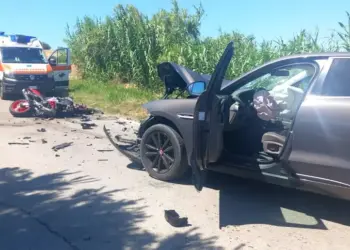 Tragica domenica sulle strade d’Abruzzo, scontro moto-auto: muore centauro
