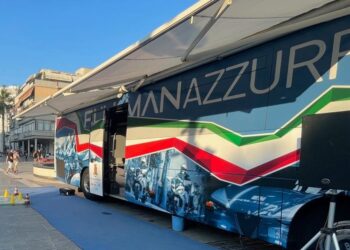 Ubriaco e senza patente guida a zig zag davanti ai polizotti impegnati nell’evento sull’educazione stradale: maxi multa