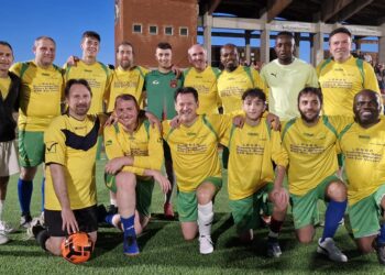 Il vescovo capitano e il sindaco portiere, la partita preti contro amministratori finisce in parità