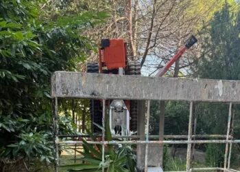 Crolla la piattaforma edile in un parco di Pescara, c’è un ferito