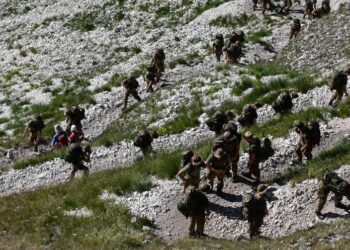 Centotrenta aspiranti alpini scalano le cime del Gran Sasso