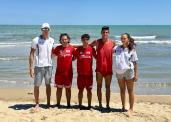 Panico in mare a Pescara Sud: salvato uomo trascinato dalle correnti grazie agli “Angeli del mare”