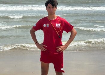 Salvato surfista in balia delle onde a Pescara: “Spinto contro la scogliera, non riusciva più a tornare”