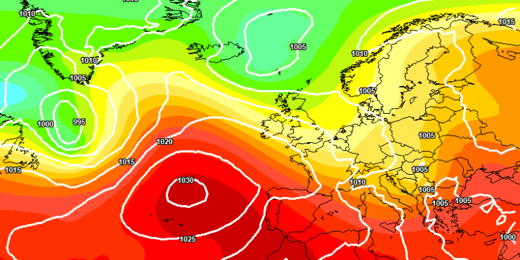 Nella figura che mostra la situazione prevista al momento dal modello europeo ECMWF, per Domenica 27 Luglio, si nota l'arrivo di correnti più fresche e soprattutto instabili dal nord atlantico, verso la nostra penisola