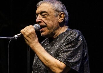 Grande successo per Nino Frassica e i Los Plaggers ai Cantieri dell’Immaginario 2025