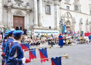 Attivisti esibiscono cartello contro la Snam durante la Giostra Cavalleresca di Sulmona