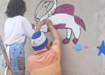La piccola Flavia dipinge il cane Laika sul muro della sua casa, il murale che commuove è ad Aielli
