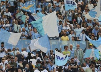 “Hai la maglia della Lazio, qui non entri”, 13enne respinta da un ristorante di Pescara. La squadra la invita