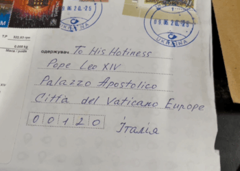 Il mondo scrive al Papa: cento chili di lettere al giorno per Leone XIV, molte dall’Abruzzo