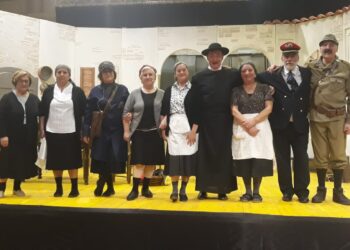 Commedia dialettale a Estatica: “lu trene passe…e arpasse…” riflette sulla crudeltà della guerra