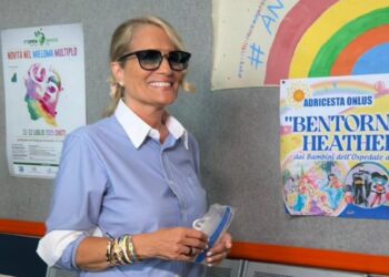 Heather Parisi in Abruzzo: visita nei reparti pediatrici dell’ospedale per la Festa dei Bambini (fotogallery)