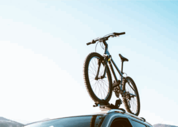 Guida all’acquisto del portabici per auto: da tetto, gancio traino o portellone?