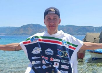 L’Abruzzese Piermatteo Vittorii attraversa a nuoto lo stretto di Messina in un’ora e 26 minuti
