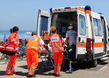 Tragedia a Silvi Marina: muore un uomo di 77 anni mentre fa il bagno