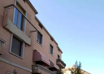 Cede il balcone mentre montano una tenda da sole: due feriti gravi