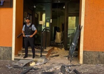 Fanno esplodere il bancomat con la tecnica della marmotta, paura nella notte