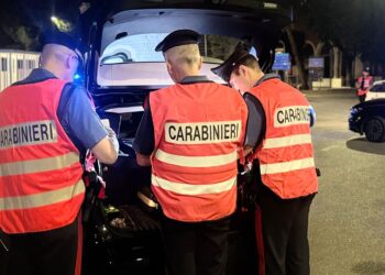 Lite furibonda con la fidanzata in albergo, arrivano i carabinieri e li picchia: trasportato in ospedale