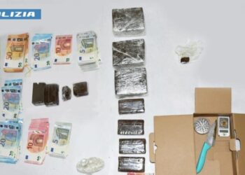 Zaino pieno di droga e soldi, in casa 2 chili di hashish: arrestati