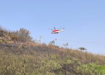 Incendi in Abruzzo, rogo a ridosso dell’autostrada: interviene elicottero dei Vigili del fuoco