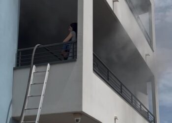 Il fuoco avvolge la sua casa, lei si ripara sul balcone e urla: salvata dai carabinieri